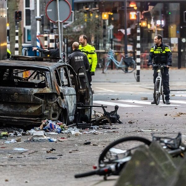Zeker zeven gewonden en twintig aanhoudingen bij rellen in Rotterdam