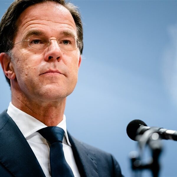 Persconferentie: Nederland gaat vanaf zondag in een harde lockdown