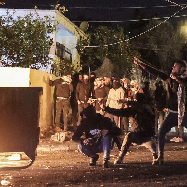 Geweld breekt uit tussen Israëlische troepen en honderden Palestijnen