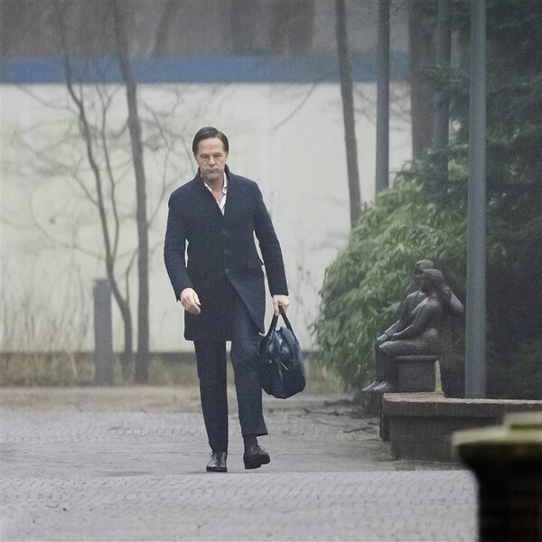 Kabinetsleden overleggen over coronamaatregelen, mogelijk versoepelingen op komst