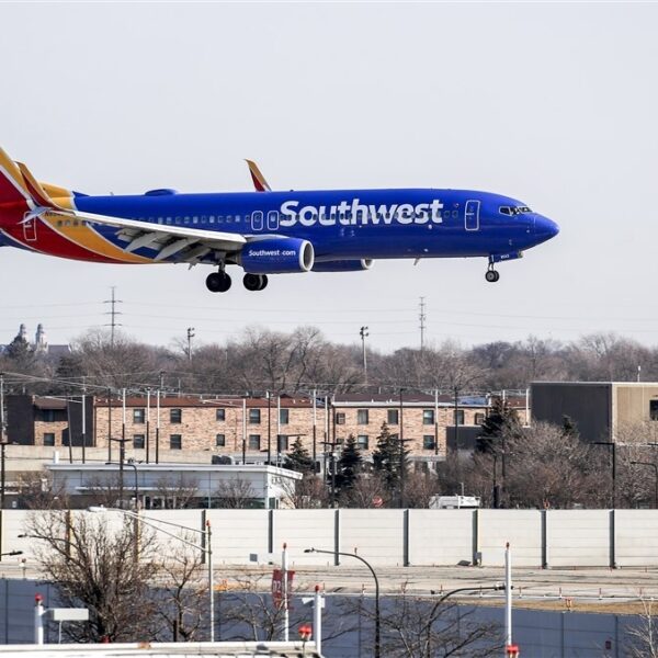 Piloot dreigt vliegtuig om te keren als passagiers nudes blijven airdroppen