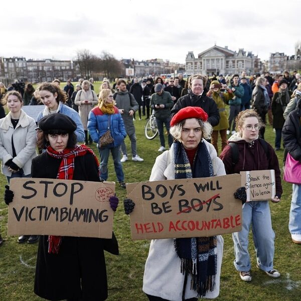 Manifestatie op Museumplein tegen seksueel grensoverschrijdend gedrag