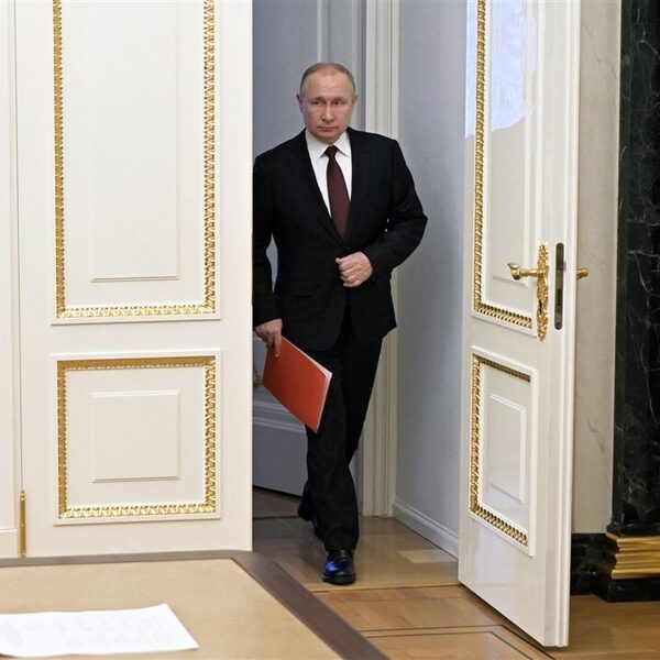 Vladimir Poetin zet nucleaire strijdkrachten op scherp