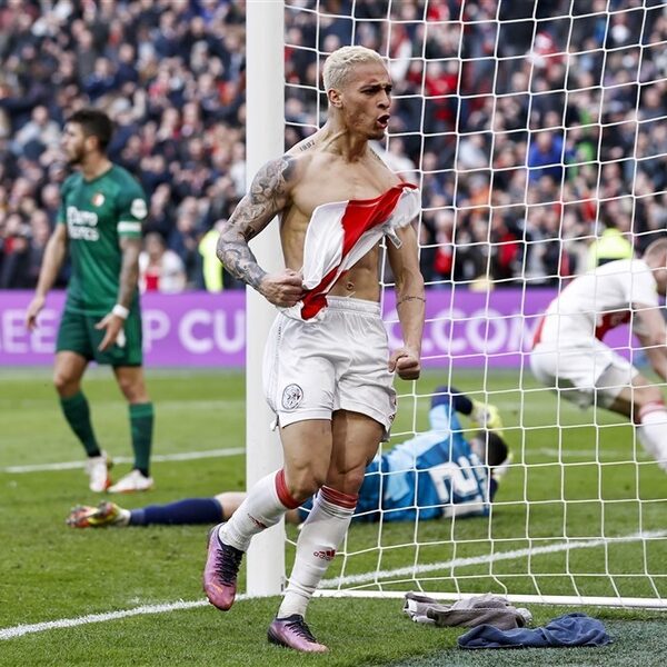 Ajax-supporter brengt gestolen Antony-shirt terug: "Ik heb er spijt van"