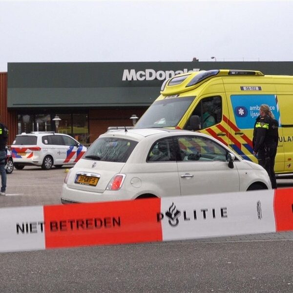 Twee mannen doodgeschoten in McDonald's in Zwolle