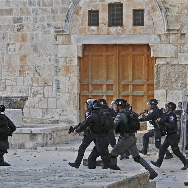 Israëlische politie valt wederom gebied rond al-Aqsamoskee binnen