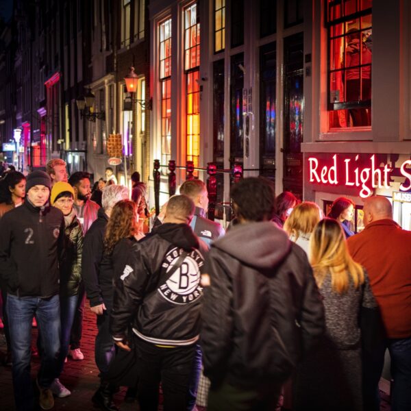 Amsterdam wil af van toeristen die zich misdragen met nieuwe campagne Stay Away