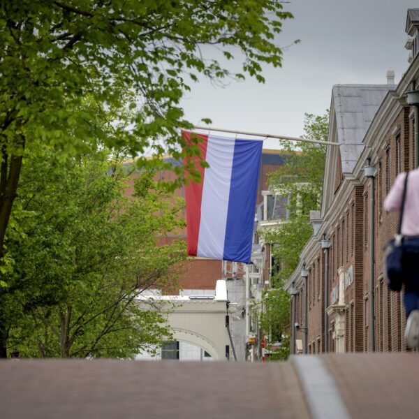 Amsterdam gaat ook op Keti Koti Nederlandse vlaggen hijsen
