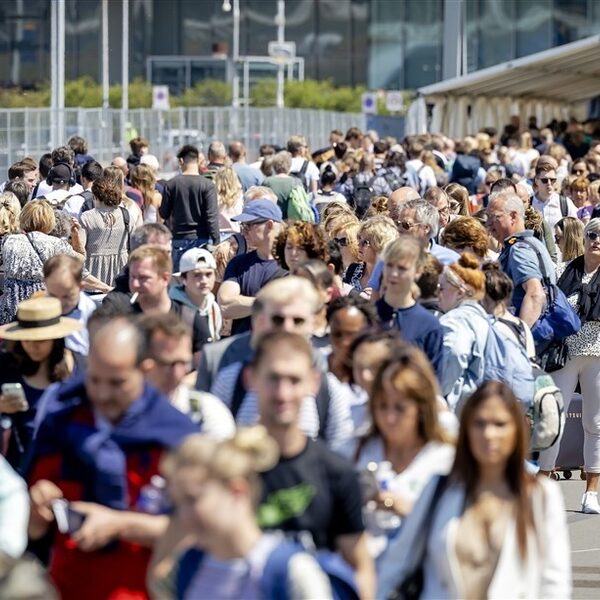 Schiphol gaat deze zomer vluchten schrappen vanwege drukte