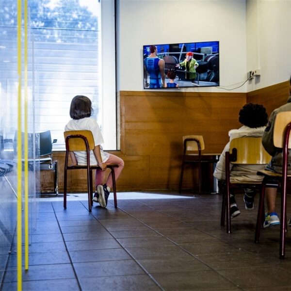 Kinderombudsman over slechte situatie alleenstaande kinderen in Ter Apel: "Ze slapen op stenen vloer of stoeltje"