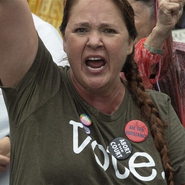 Betogers bij Witte Huis eisen meer actie van Biden na abortusoordeel