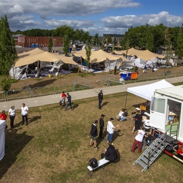 Voor het eerst in lange tijd slapen vluchtelingen niet gedwongen buiten in Ter Apel