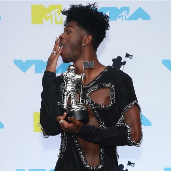 Lil Nas X onderbreekt concert omdat hij moet poepen: "Het gaat 2 minuten duren"