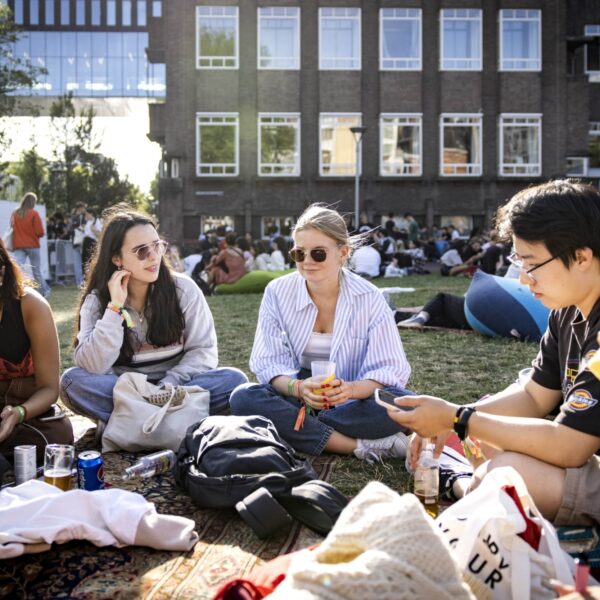 Minder jongeren in hoger onderwijs, mogelijk wachten zij op de basisbeurs