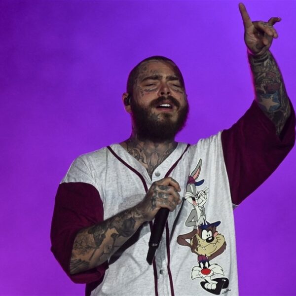 Post Malone breekt drie ribben na val op podium, maar maakt show af