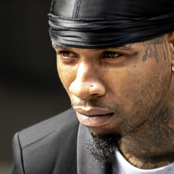 Tory Lanez laat van zich horen nadat hij 14 keer is gestoken in de gevangenis: "Dankt God dat hij er nog is"