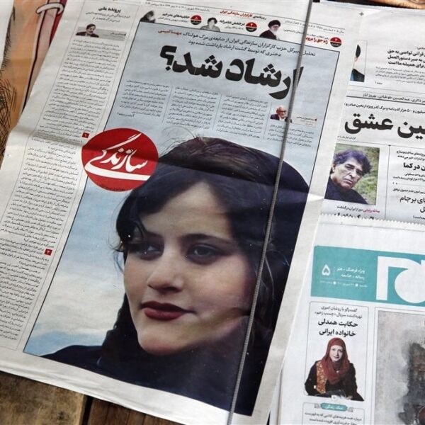 Iraanse vrouwen knippen hun haar af uit woede na dood van 22-jarige Mahsa Amini