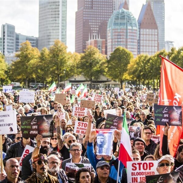 Honderden mensen komen samen op het Malieveld als steun voor vrouwen in Iran