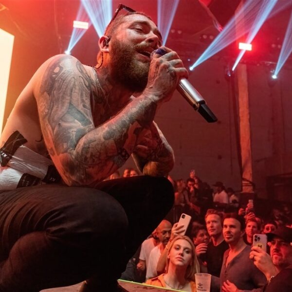 Post Malone trouwt na zijn show in Seattle twee fans op het podium