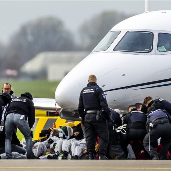 Klimaatactivisten blokkeren privéjets Schiphol, tientallen arrestaties