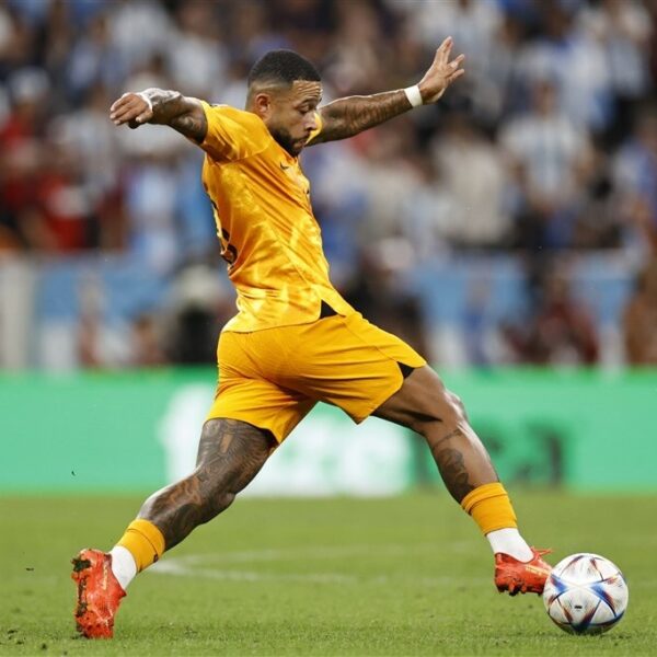 FC Barcelona-trainer wil dat Memphis Depay bij club blijft: "Ik ben blij met hem"