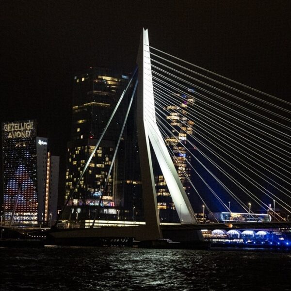 OM stelt strafrechtelijk onderzoek in naar racistische leuzen op Erasmusbrug