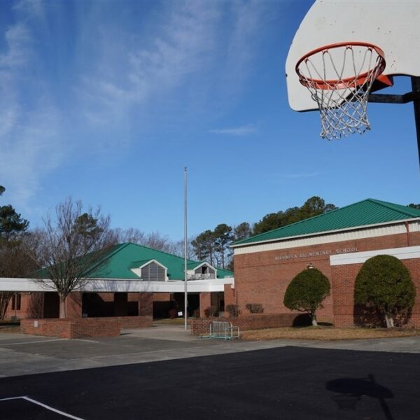 Lerares die door 6-jarige leerling werd neergeschoten klaagt school aan