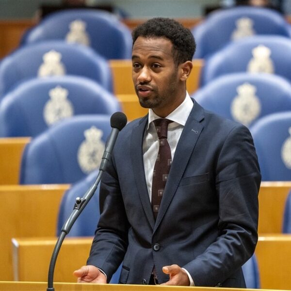 PvdA’er Habtamu de Hoop maakt korte metten met Johan Derksen na racistische opmerking