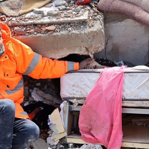 Heartbreaking: vader weigert hand van overleden dochter onder puin los te laten