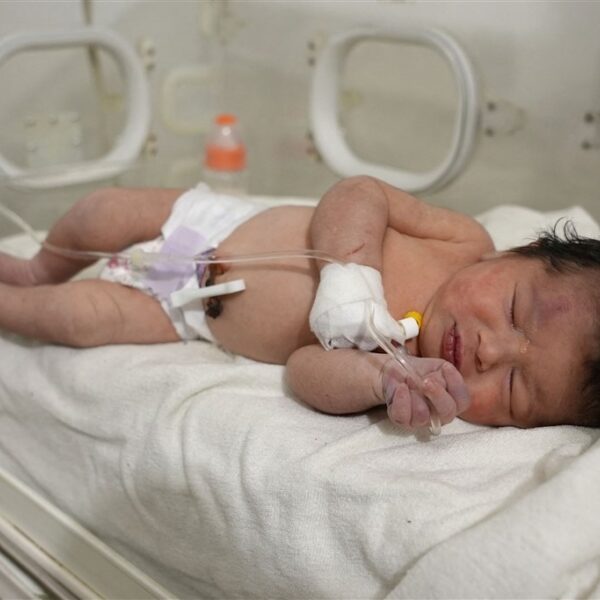 Pasgeboren baby met navelstreng vast aan moeder uit puin gehaald in Syrië