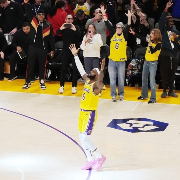 LeBron James kroont zich tot topscorer aller tijden in de NBA