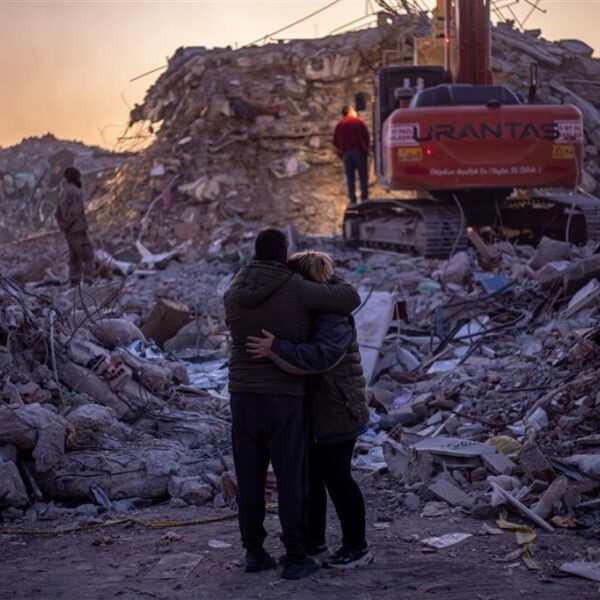 Gökhan overleefde de aardbeving: "Op een gegeven moment stortte alles in"