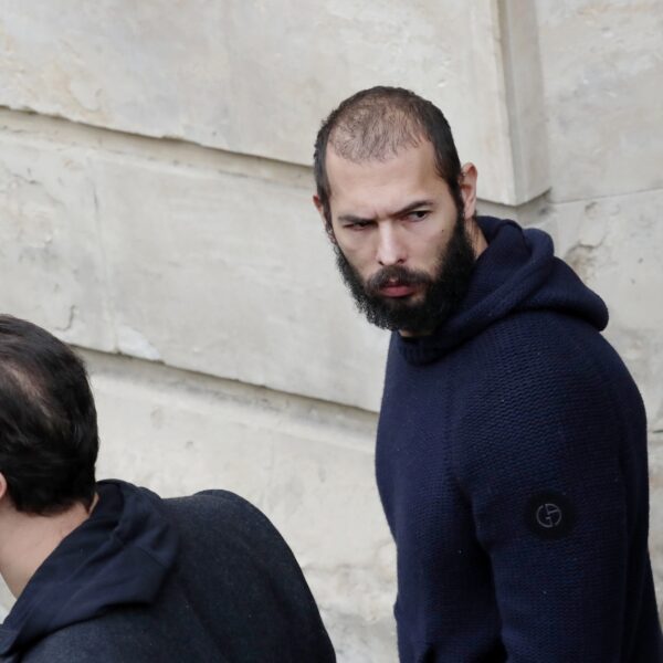 Andrew Tate heeft mogelijk longkanker en vraagt om vrijlating op medische gronden