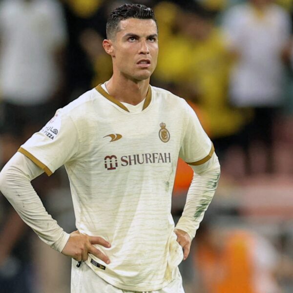 Ronaldo stormt woedend het veld af nadat fans naam Messi scanderen