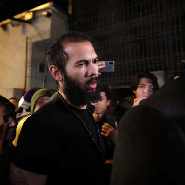 Andrew Tate en broer uit de gevangenis en onder huisarrest geplaatst