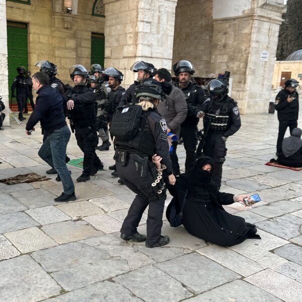 Israëlische politie valt Al-Aqsamoskee binnen en verwondt meerdere Palestijnen