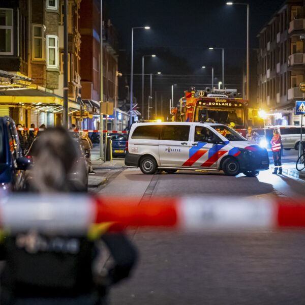 Man raakt zwaargewond aan hand door plaatsen van explosief voor Haagse woning