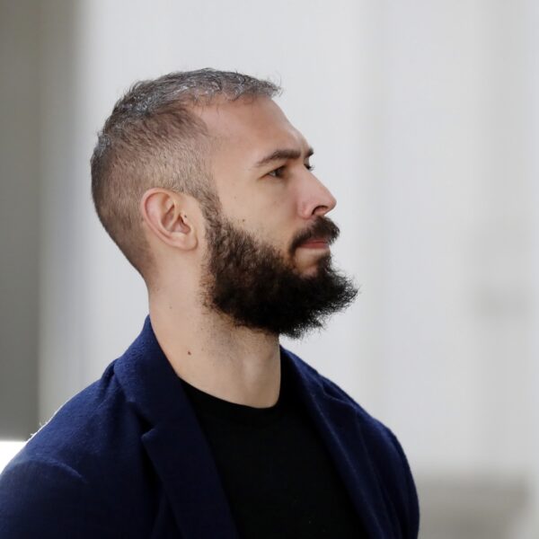 Andrew Tate reageert in interview op beschuldigingen: "Ik handel in opdracht van God"