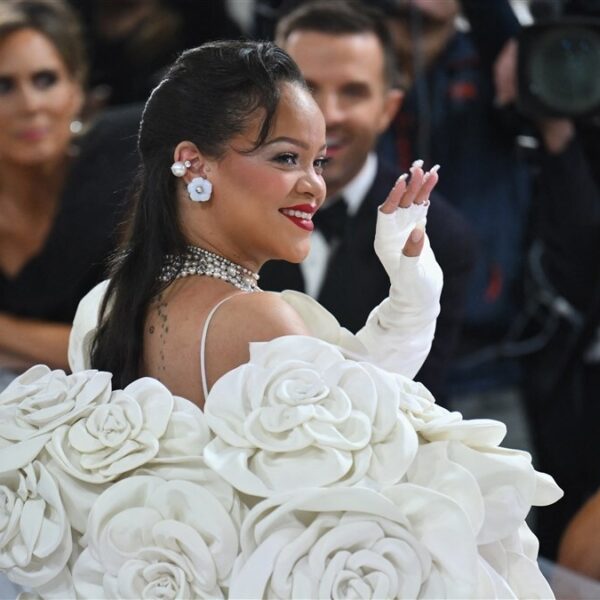 Fans vrezen voor einde carrière Rihanna na nieuwe foto: “I’m retired”