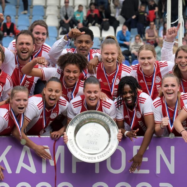 Ajax houdt huldiging vrouwenteam tegen vanwege slechte prestaties mannen