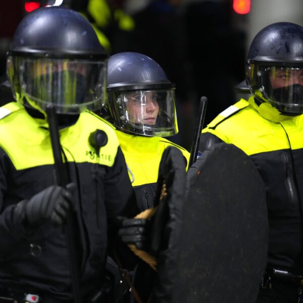 Verdachten van rellen bij AZ - West Ham melden zich na uitzending Opsporing Verzocht