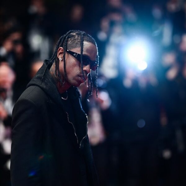 Travis Scott haalt Kanye West het podium op tijdens optreden in Rome