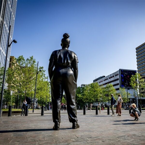 Waarom iedereen het over het standbeeld van de Zwarte vrouw op Nikes heeft