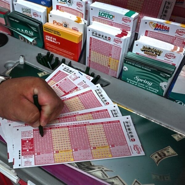 Man loopt 340 miljoen dollar mis nadat loterij claimt dat zijn winnende lot niet is gevallen