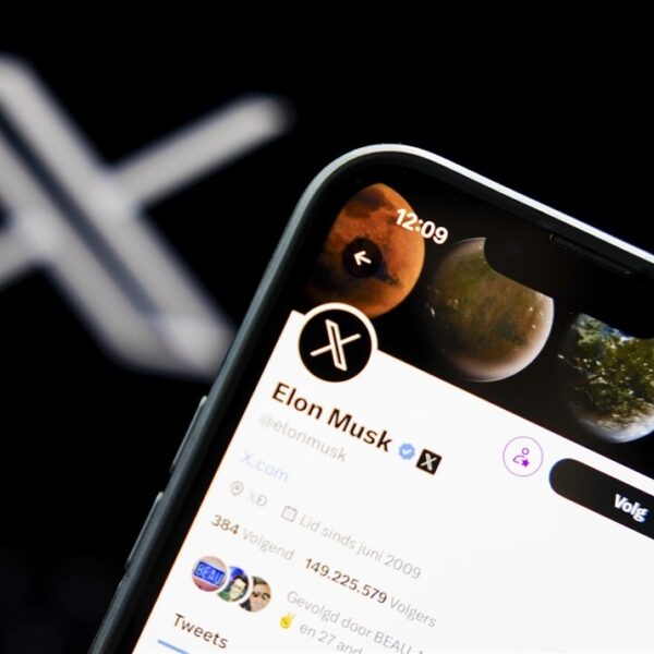 Elon Musk verandert bedrijfsnaam: Twitter wordt X