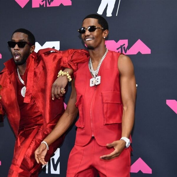 Zoon Diddy neemt zijn Instagram over en verspreidt 'positiviteit': "Mijn pa wil dat mensen zich goed voelen"