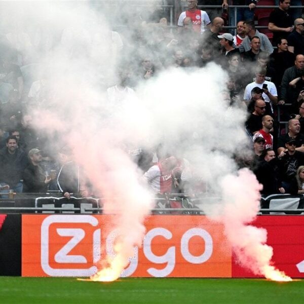 Ajax - Feyenoord definitief gestaakt door vuurwerkincidenten