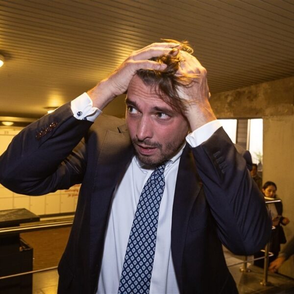 Beelden van Thierry Baudet die keihard geslagen wordt gaan viraal