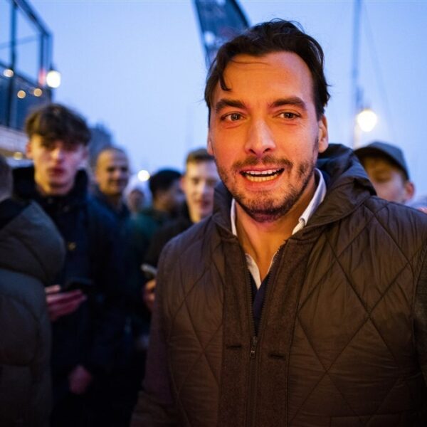 Thierry Baudet wéér op hoofd geslagen, verdachte opgepakt