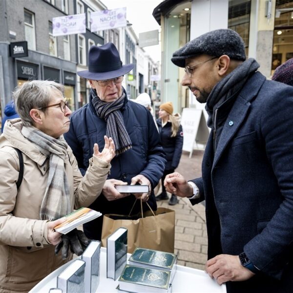 Moslims delen Korans uit in Arnhem als vreedzame tegenreactie op Pegida